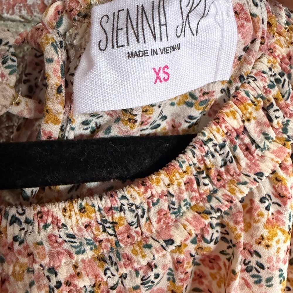 SOLD- LIKE ITEMS IN CLOSET 
Sienna Sky NWT Floral Sleeveless Blouse XS Boho - Picture 4 of 4